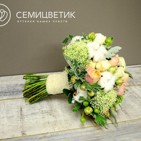 Свадебный букет из пионовидных роз, трахелиума и хлопка