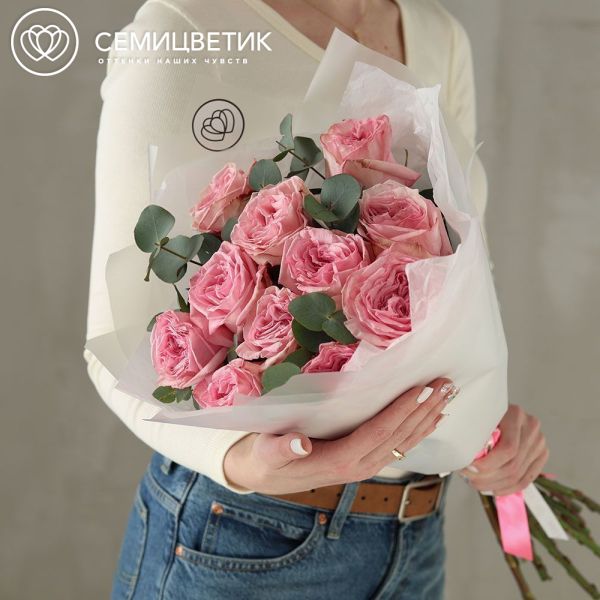 Букет из 11 пионовидных роз Pink Ohara 50 см с эвкалиптом в прозрачной пленке