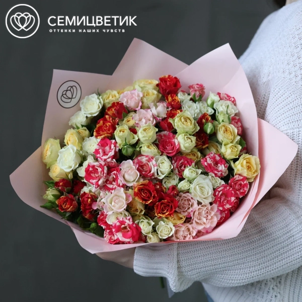Букет из 25 кустовых роз 40 см микс (Кения) в розовой пленке