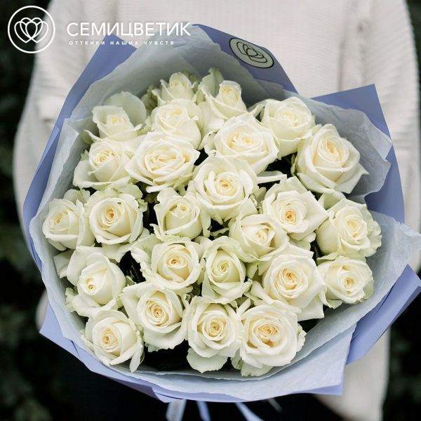 Букет из 25 белых роз 60 см (Россия) в сиреневой пленке