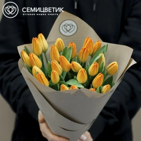 Букет из 25 оранжевых тюльпанов в зеленой пленке