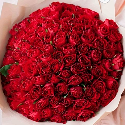 Букет из 101 красной розы 40 см (Кения) в кремовой пленке