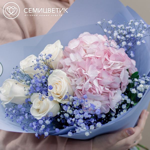 Букет из розовой гортензии и розы с сиреневой гипсофилой в сиреневой пленке