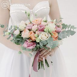 Свадебный букет кремовый из пионовидных роз и лизиантусов