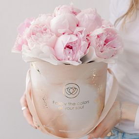 Букет в бежевой шляпной коробке Amour Mini из 15 розовых пионов Premium