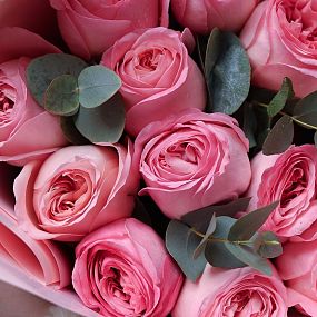 Букет из 11 розовых пионовидных роз Pink Expression 50 см с эвкалиптом в розовой упаковке