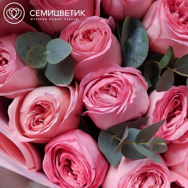 Букет из 11 розовых пионовидных роз Pink Expression 50 см с эвкалиптом в розовой упаковке