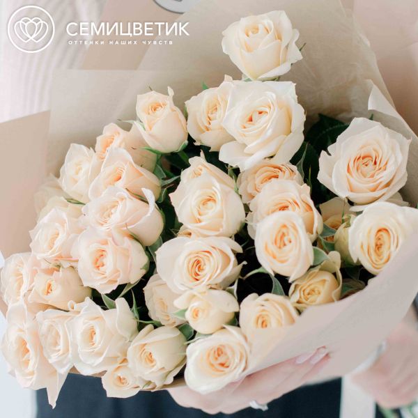 Букет из 11 кремовых кустовых роз 40 см (Эквадор)