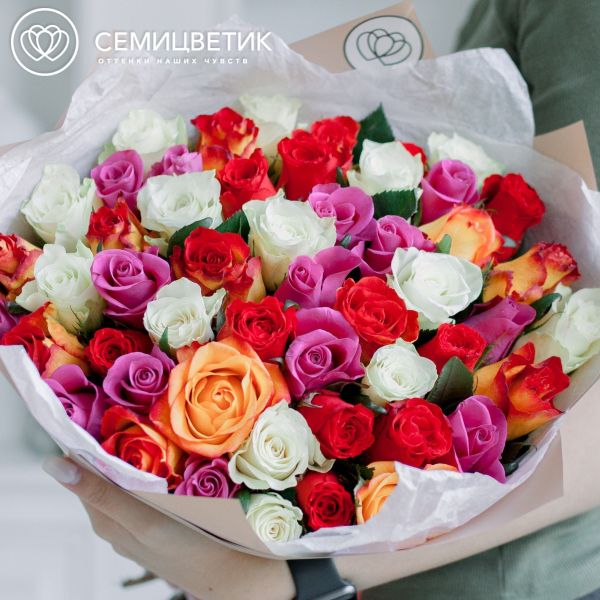 Букет из 51 розы 40 см микс (Кения) в белой пленке