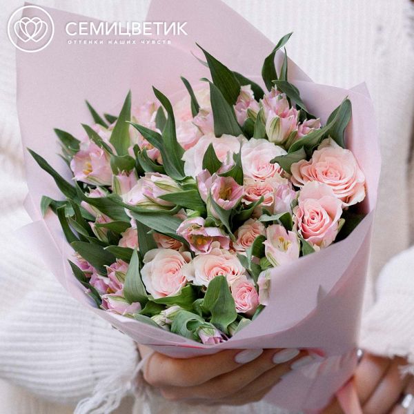 Букет из 15 нежно-розовых роз 40 см (Кения) и 7 альстромерий в розовых тонах в розовой пленке