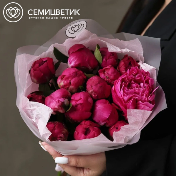 Букет из 15 ярко-розовых пионов Red Sarah Bernhardt Standart Plus в розовой упаковке
