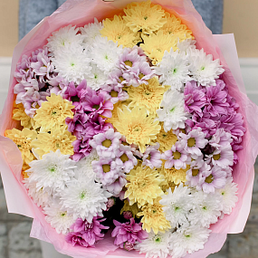 Букет из 15 кустовых хризантем микс в розовой пленке