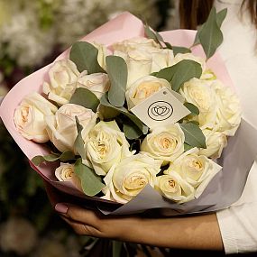 Букет из 19 пионовидных роз White O'Hara 40 см с зеленью
