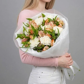 Букет из кремовых диантусов и розовых альстромерий в круглой прозрачной упаковке