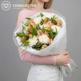 Букет из кремовых диантусов и розовых альстромерий в круглой прозрачной упаковке