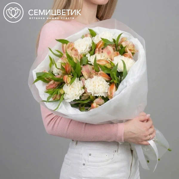 Букет из кремовых диантусов и розовых альстромерий в круглой прозрачной упаковке