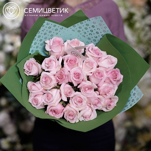 Букет из 25 розовых роз Jessika 50 см (Эквадор) в зеленой пленке