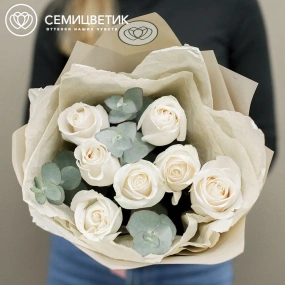 Букет из 7 белых роз Vendela 50 см (Эквадор) с эвкалиптом в кремовой пленке