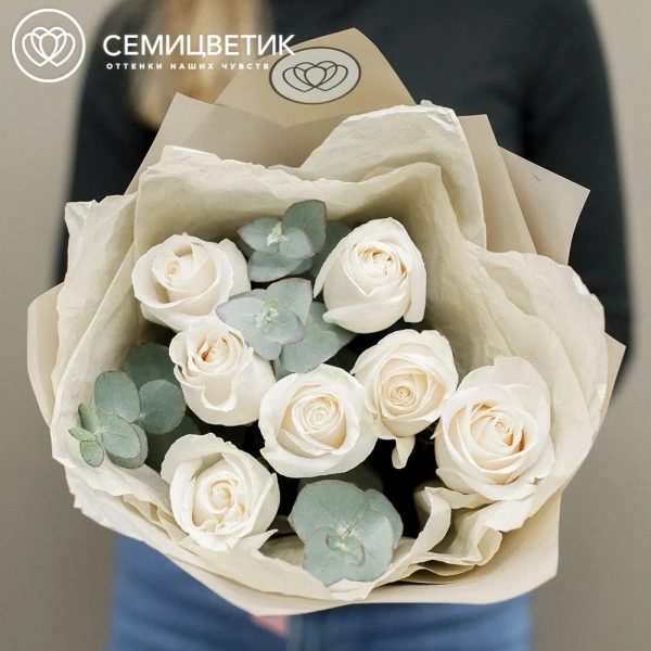 Букет из 7 белых роз Vendela 50 см (Эквадор) с эвкалиптом в кремовой пленке
