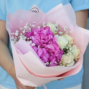 Букет из розовой гортензии, 5 белых роз и гипсофилы в розовой пленке