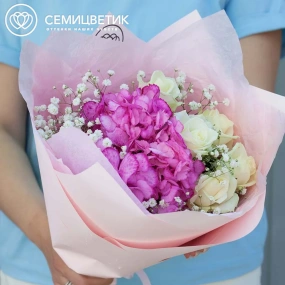 Букет из розовой гортензии, 5 белых роз и гипсофилы в розовой пленке