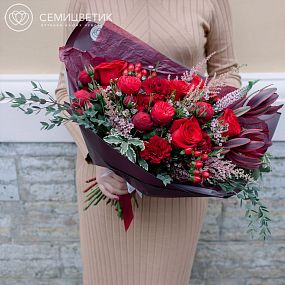 Красно-розовый букет с пионовидными розами, гвоздиками, вероникой и астильбой 