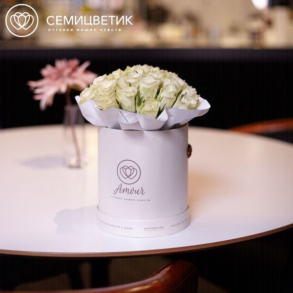 Букет в белой шляпной коробке Amour Mini из 35 белых роз (Кения)