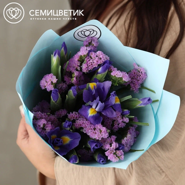 Букет из ирисов и статицы в голубой пленке