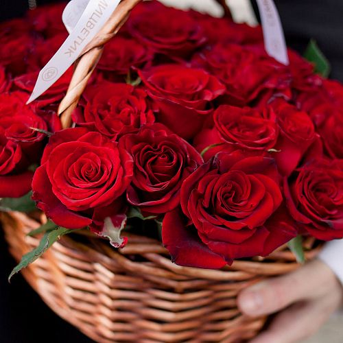 Композиция из 35 красных с темной каймой роз (Россия) 30 см в корзине