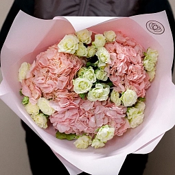 Бело-розовый свадебный букет  из 3 розовых гортензий и 8 белых кустовых роз