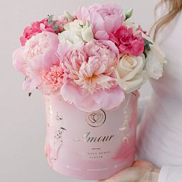 Букет в розовой шляпной коробке Amour Mini из розы, пионов и гвоздики