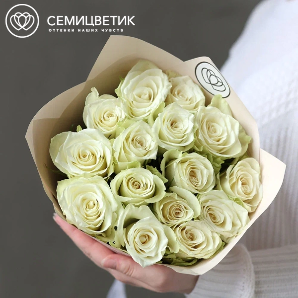 Букет из 15 белых роз Athena 50 см (Кения) в кремовой упаковке