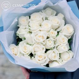 Букет из 25 белых роз (Россия) 40 см