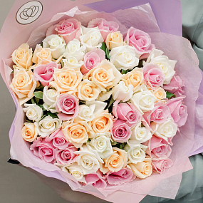 Букет из 51 розы 40 см нежный микс (Россия) в розовой пленке