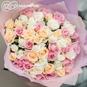 Букет из 51 розы 40 см нежный микс (Россия) в розовой пленке