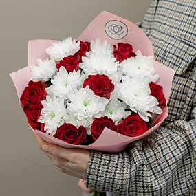 Свадебный букет  из 3 белых кустовых хризантем и 10 красных роз в розовой пленке