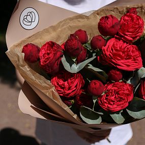 Букет из 9 красных кустовых пионовидных роз Red Piano 40 см с эвкалиптом