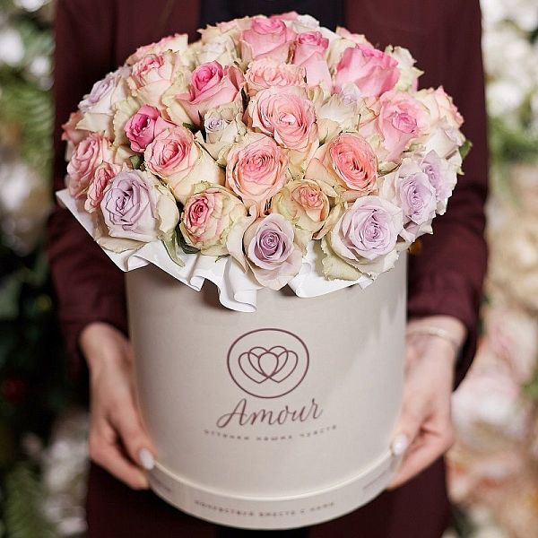 Букет в белой шляпной коробке Amour из 45 роз микс (Кения) Premium