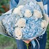 3 голубые гортензии и 7 белых роз Vendela 50 см