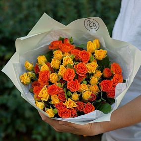 Букет из 15 жёлтых и оранжевых кустовых роз 40 см (Кения) в зеленой пленке