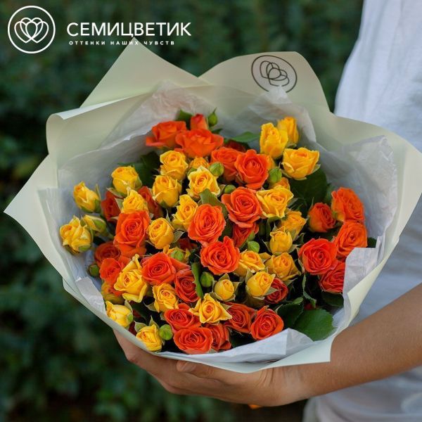 Букет из 15 жёлтых и оранжевых кустовых роз 40 см (Кения) в зеленой пленке