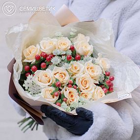 Букет из кремовой розы, астранции и красного гиперикума в сиреневой пленке