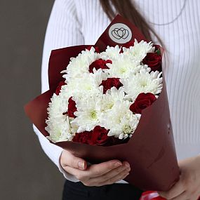 Букет из 5 белых кустовых хризантем и 10 красных роз в бордовой пленке