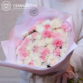 Букет из 51 розовой, белой и кремовой гвоздики в розовой пленке