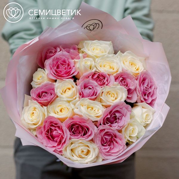 Букет из 25 нежно-розовой и белой розы 50 см (Россия)
