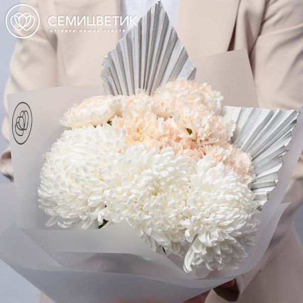 Букет из одноголовых хризантем и гвоздик с сухоцветом