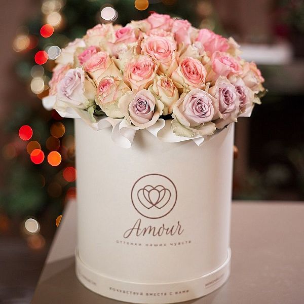 Букет в белой шляпной коробке Amour из 45 роз микс (Кения) Premium