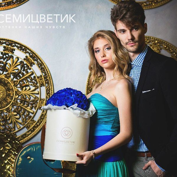 Букет в белой шляпной коробке Amour из 33 синих роз (Эквадор)