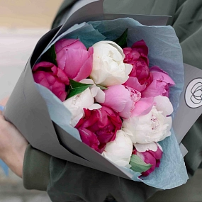 Букет из 11 пионов микс Standart Plus в голубой пленке