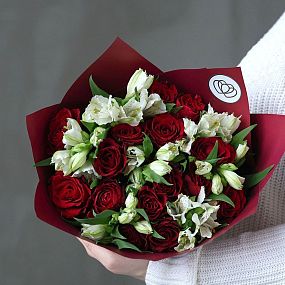 Свадебный букет  из 15 красных роз (Кения) и 7 белых альстромерий в бордовой пленке